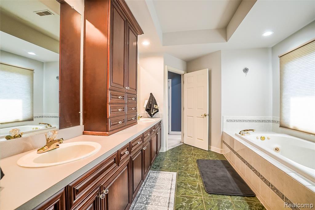 54182 Queensborough Drive, Shelby Twp, MI 48315 — Photo 34