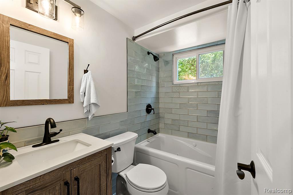 8110 W CIRCLE Drive, Clarkston, MI 48348 — Photo 28