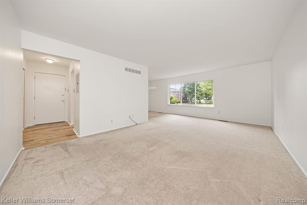 739 E FOX HILLS Drive, Bloomfield Hills, MI 48304 — Photo 5