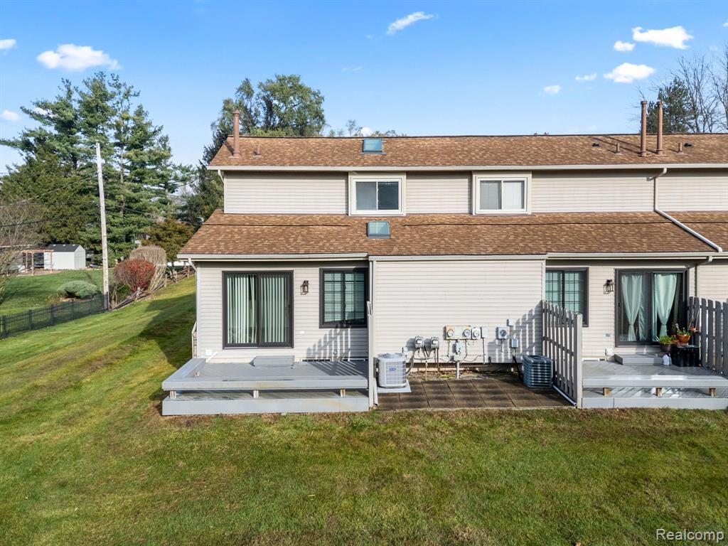 2581 S COMMERCE Road, Wolverine Lake, MI 48390 — Photo 18