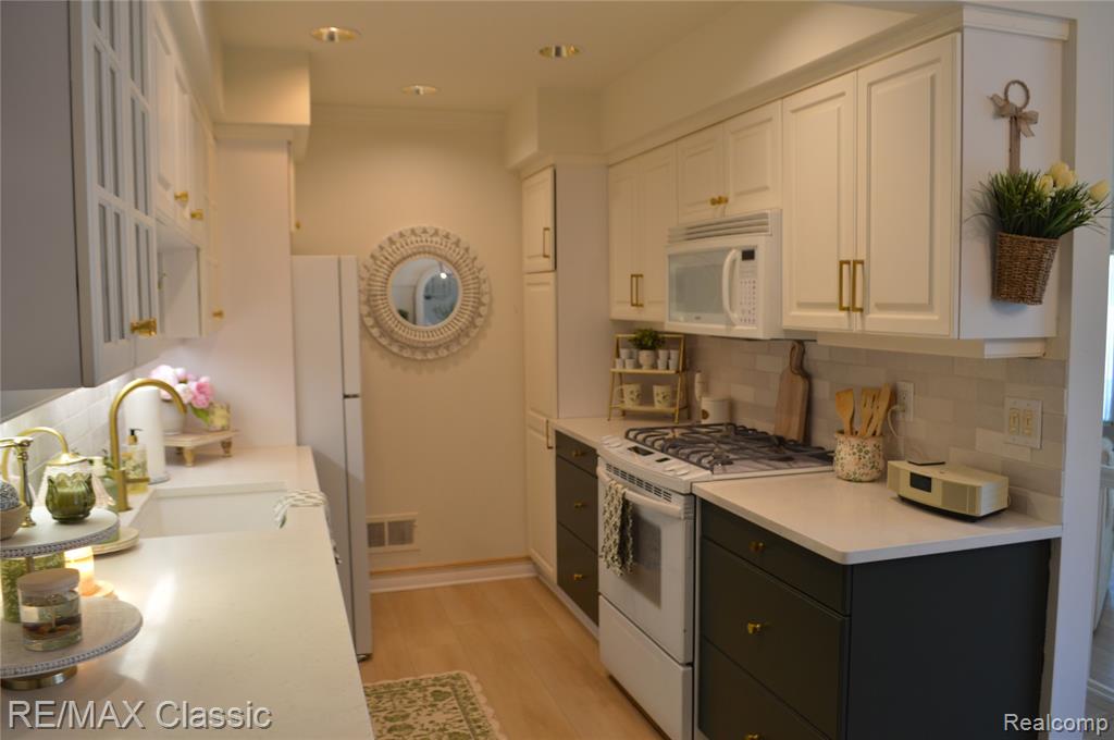 40605 Newport Drive E, 294, Plymouth, MI 48170 — Photo 13