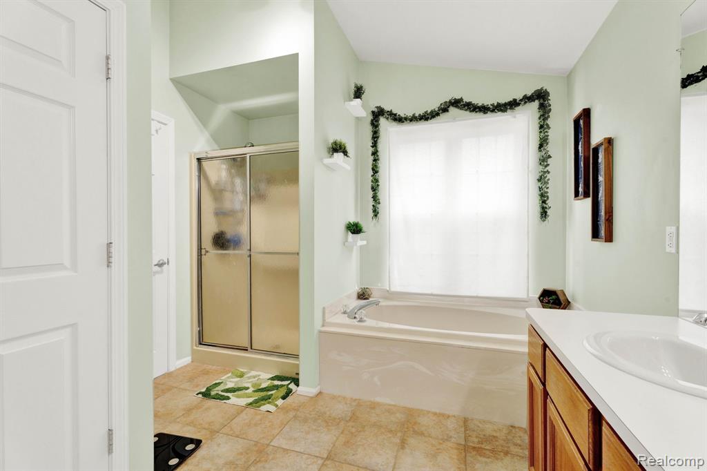 8155 Parkside Drive, Westland, MI — Photo 38