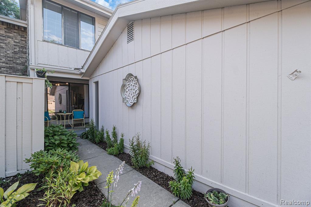 7357 Creek View Circle, West Bloomfield, MI — Photo 4