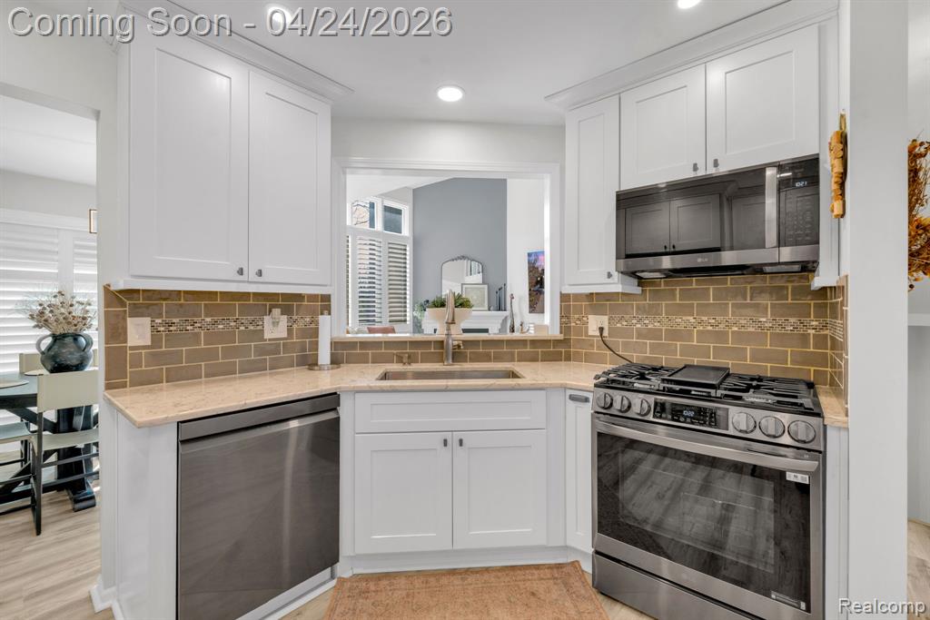 9859 Hawthorne Glen Drive, Grosse Ile, MI 48138 — Photo 10