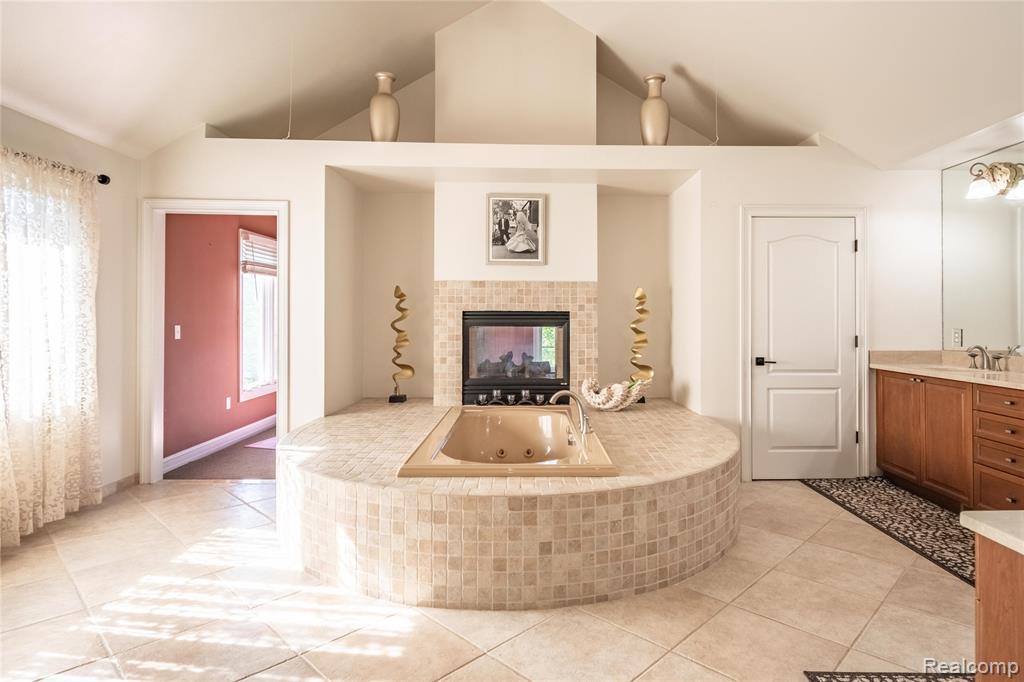 4575 Forest Edge Lane N, West Bloomfield, MI 48323 — Photo 49