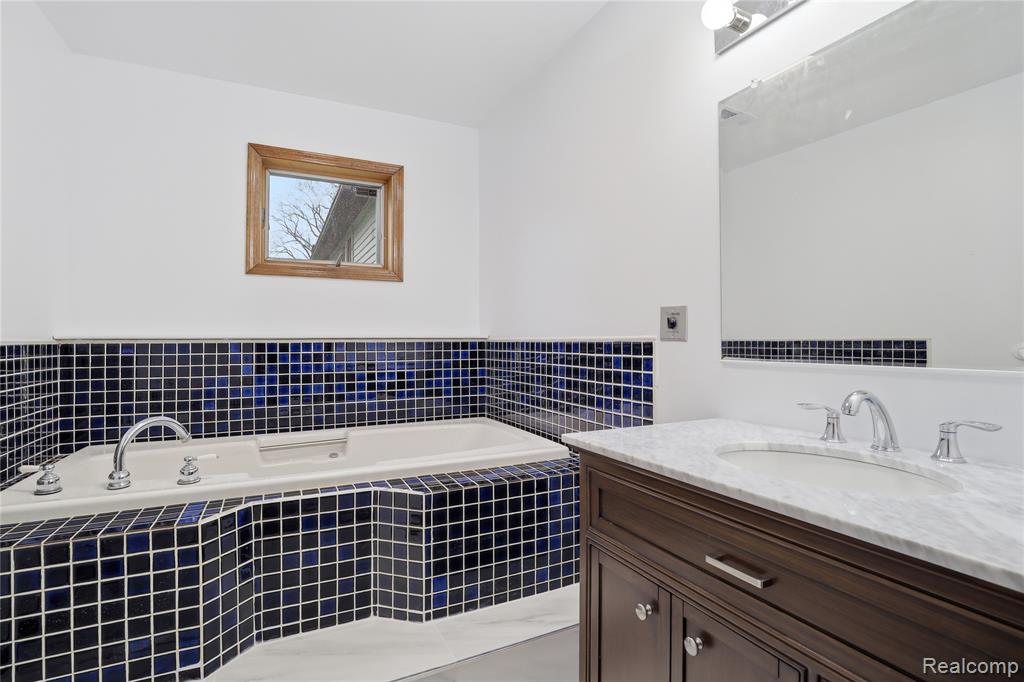 2465 Egelston Avenue, Burton, MI 48509 — Photo 23