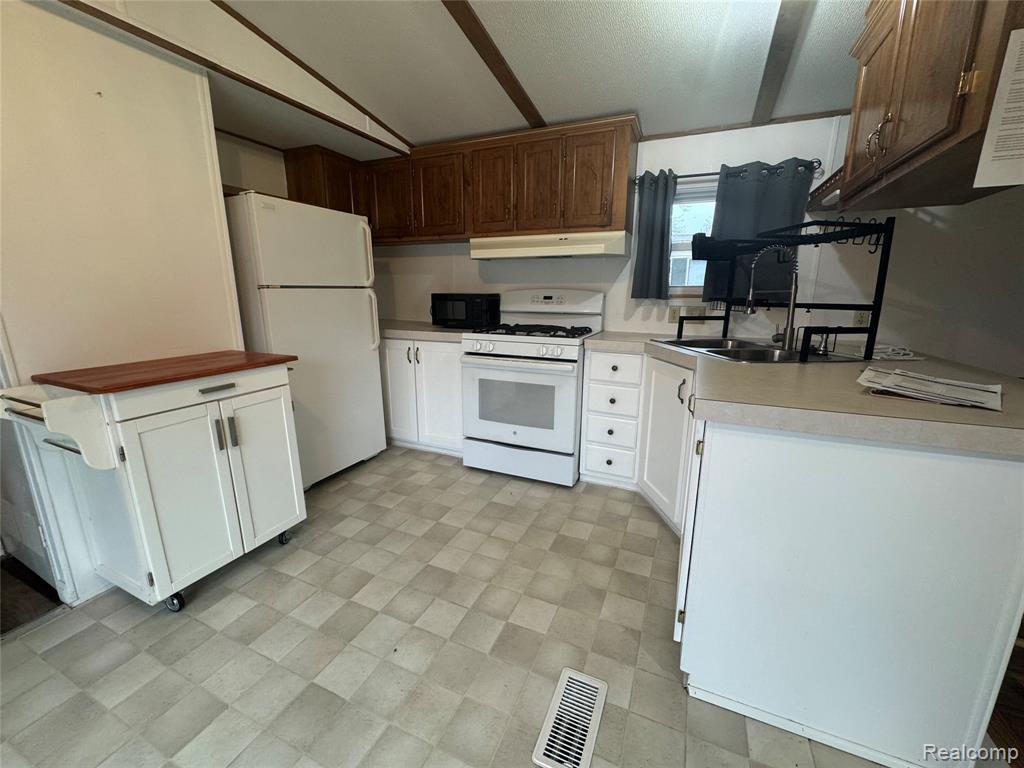 61 Beejay Dr, Lansing, MI 48906 — Photo 6