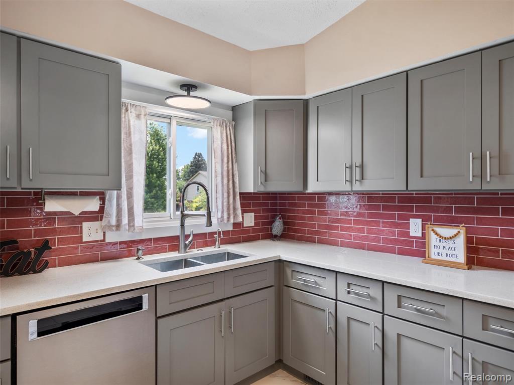 890 Darwin Place Court, Rochester Hills, MI 48307 — Photo 13