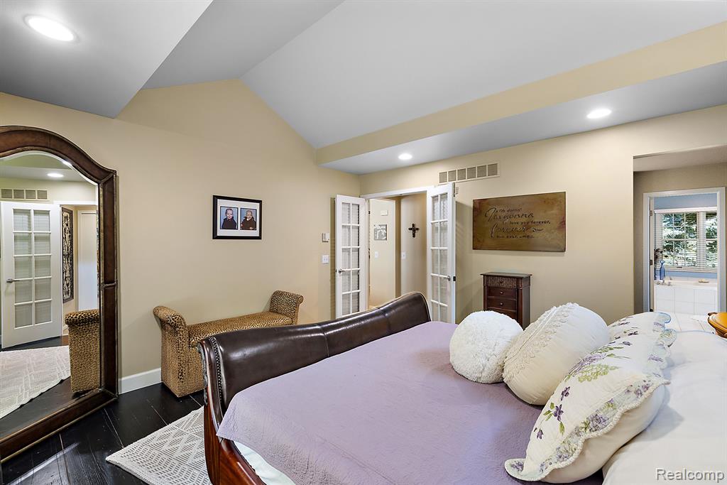 733 LONGFORD Drive, Rochester Hills, MI 48309 — Photo 35