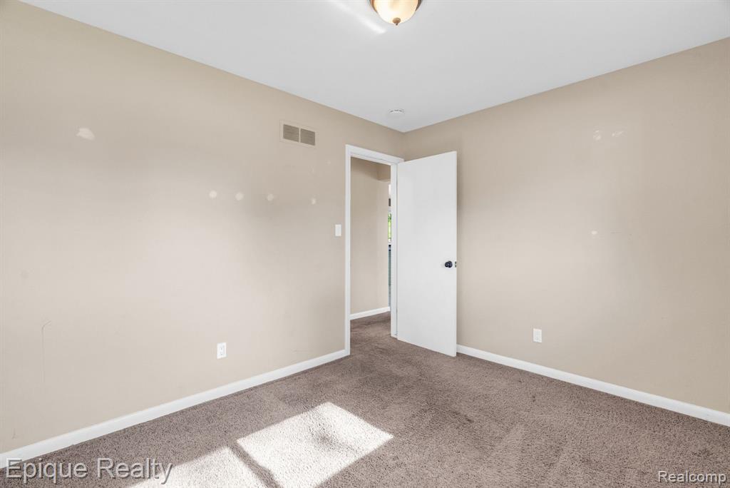 8052 Dungarvin Drive, Grand Blanc, MI 48439 — Photo 25