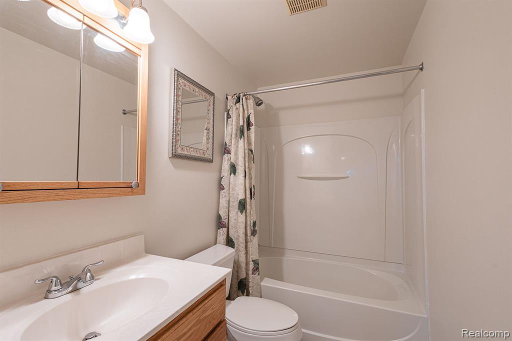 6194 E HILL Road, Grand Blanc, MI 48439 — Photo 16
