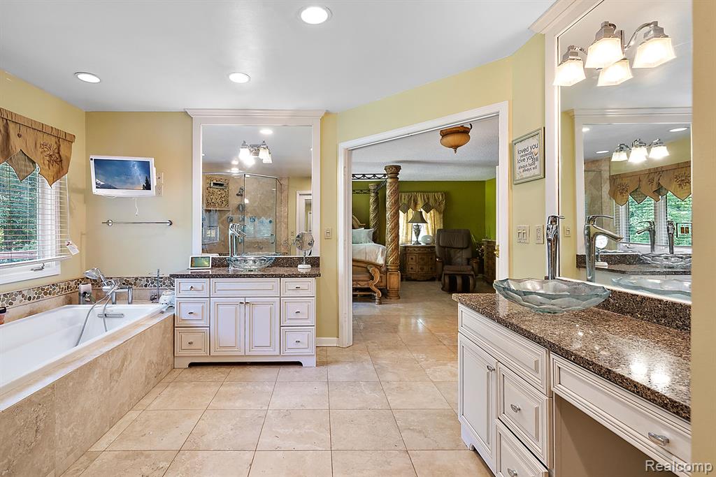 8398 ELKRUN Drive, Clarkston, MI 48348 — Photo 33