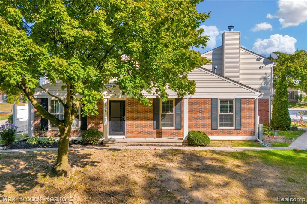 7617 Woodview Drive, Waterford, MI 48327 — Photo 2