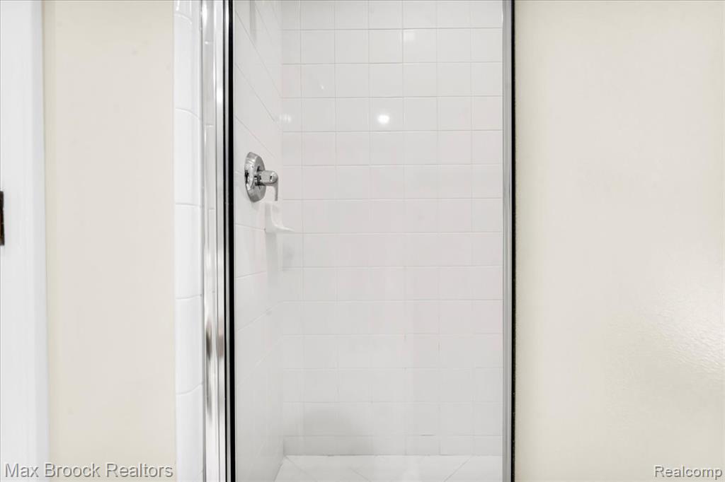 7330 Crackling Creek Circle, 4, West Bloomfield, MI — Photo 23