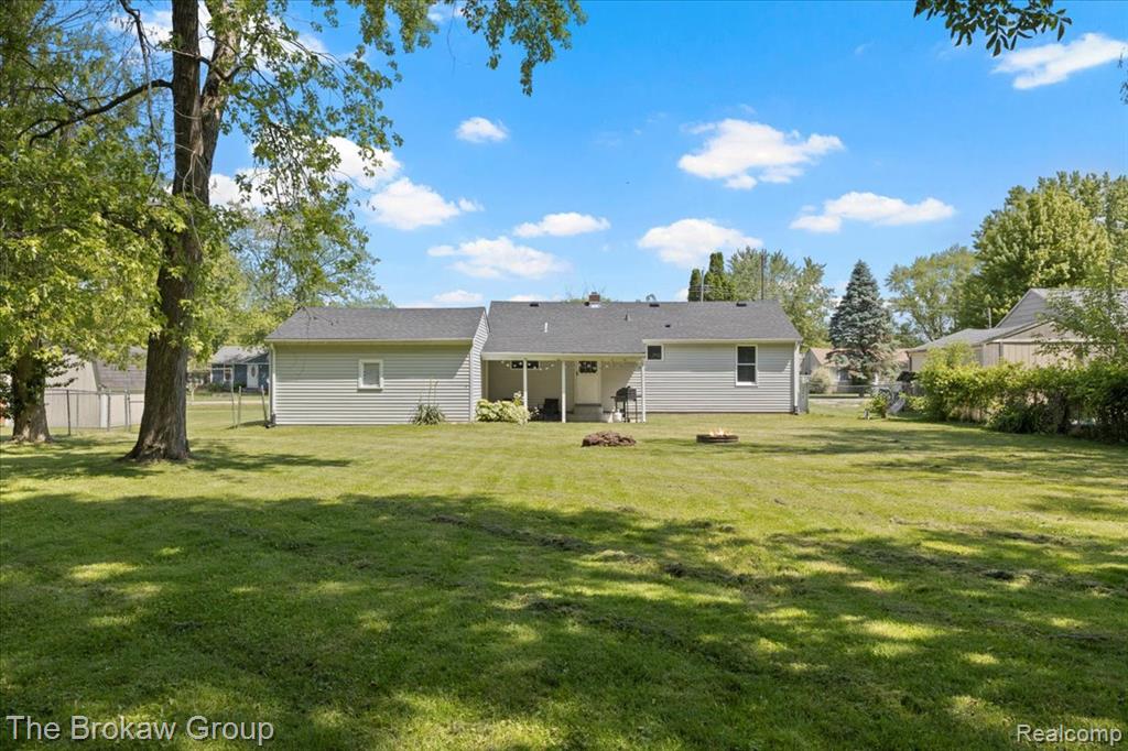 6088 Surrey Lane, Burton, MI 48519 — Photo 28