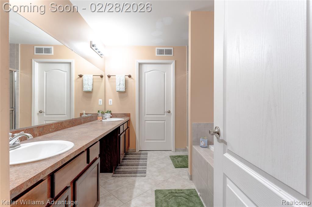 27455 Harrington Way, Novi, MI — Photo 24