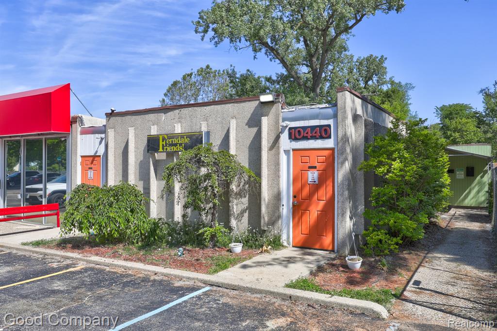 10440 W 9 MILE Road, Oak Park, MI 48237