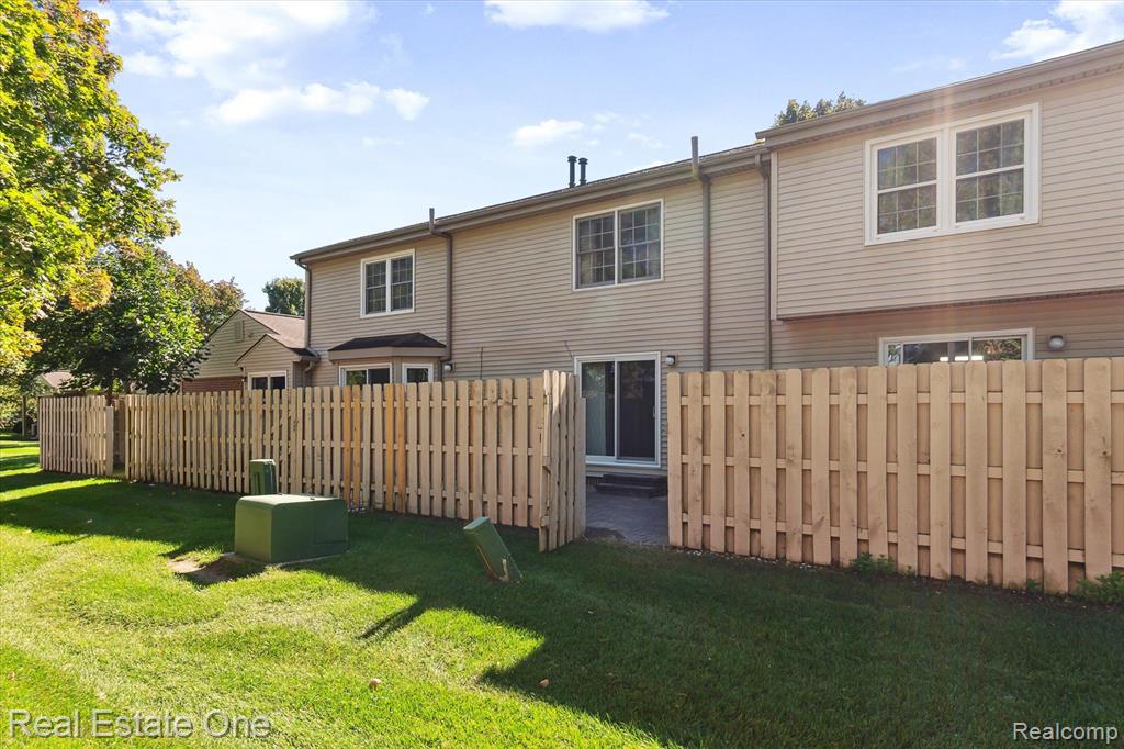 24762 Bashian Drive, Novi, MI — Photo 24
