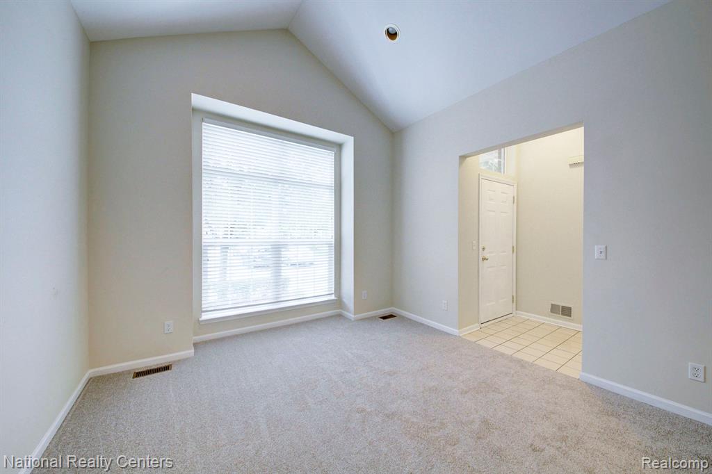 5104 TAMARA Circle, Walled Lake, MI 48390 — Photo 3