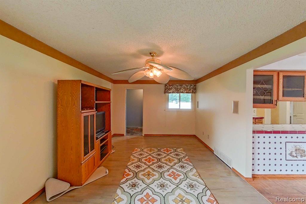 4395 OLD CARRIAGE Road, Flint, MI 48507 — Photo 12