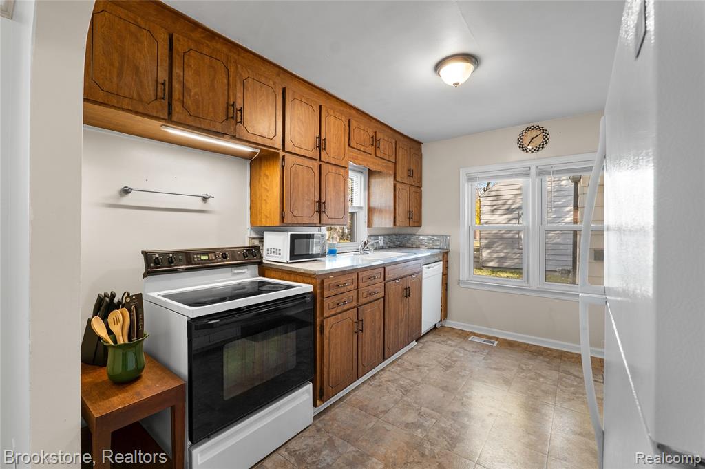 800 E BERNHARD Avenue, Hazel Park, MI 48030 — Photo 10