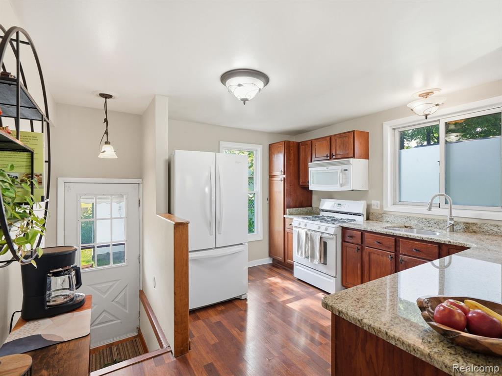 1728 Beechcroft Street, Keego Harbor, MI 48320 — Photo 12