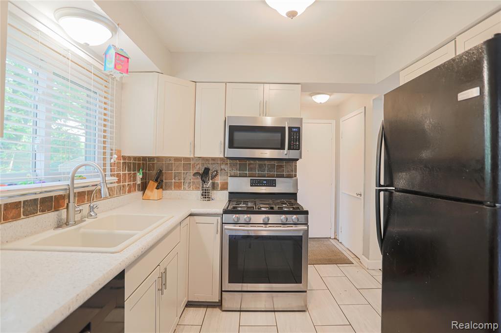 7014 Marco Drive, Waterford, MI 48327 — Photo 17