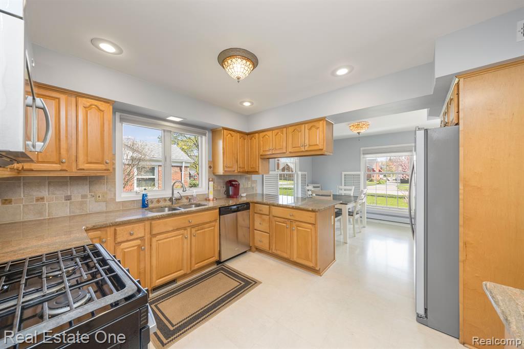 4132 AMHERST Road, Royal Oak, MI 48073 — Photo 17