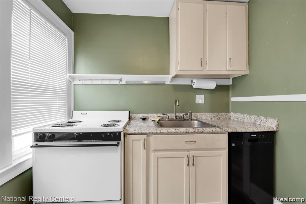 39 E Brockton Avenue, Madison Heights, MI 48071 — Photo 14
