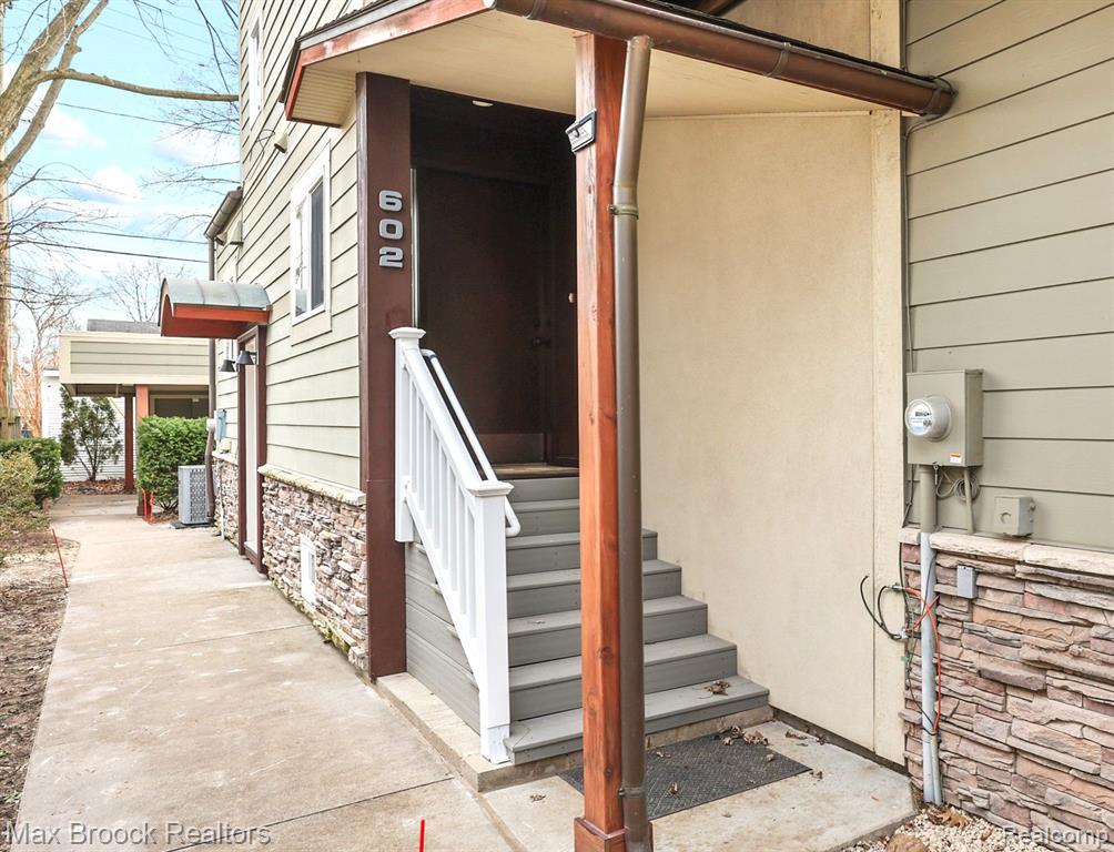602 E LINCOLN Street, Birmingham, MI 48009 — Photo 2