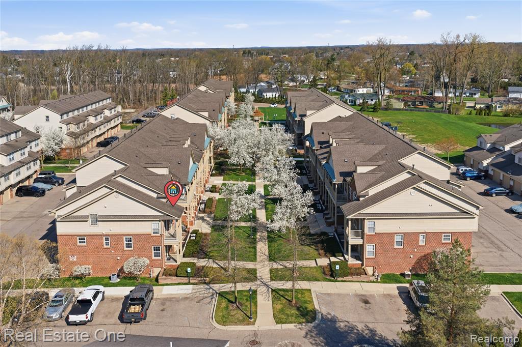 402 Old Pine Way, Walled Lake, MI 48390 — Photo 3