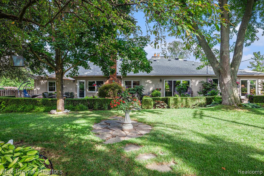 855 N Pemberton Road, Bloomfield Hills, MI 48302 — Photo 24