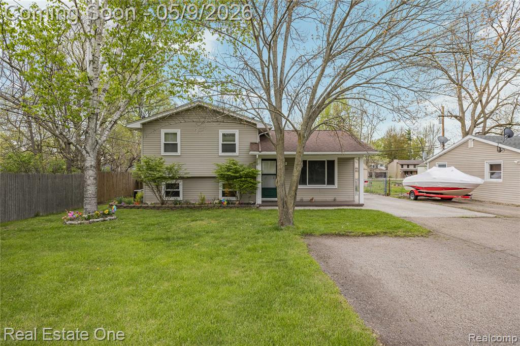 537 Woodbridge Circle, Waterford, MI 48327 — front exterior