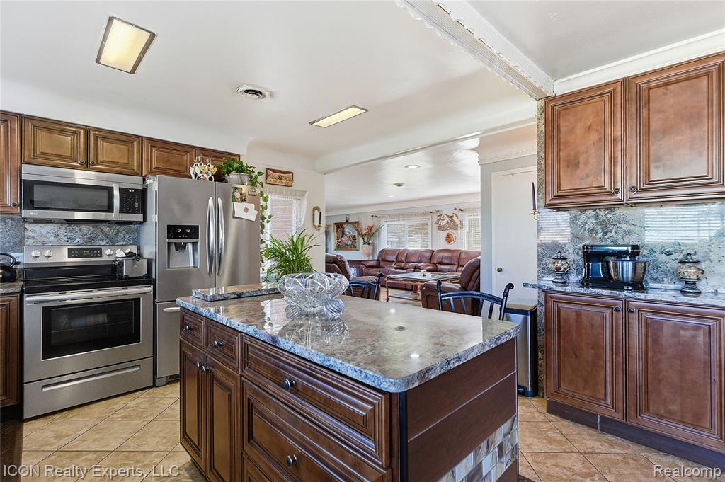 5072 15 Mile Road, Sterling Heights, MI 48310 — Photo 8