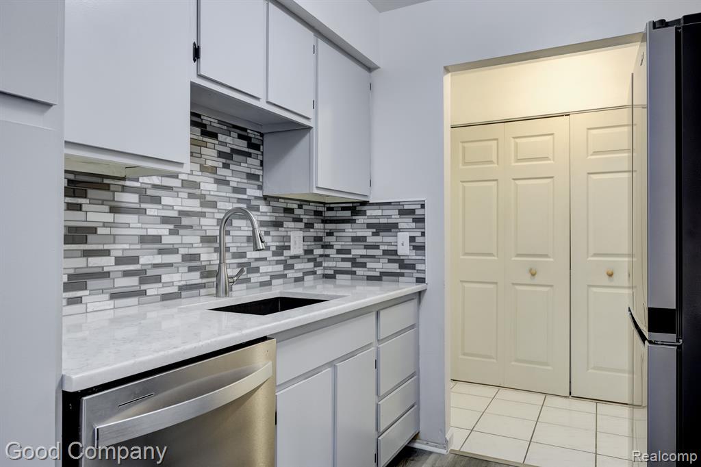 30056 W 12 MILE Road, 79, Farmington Hills, MI 48334 — Photo 13