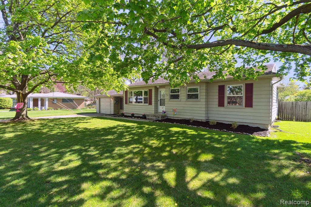 528 JAMES CONNIS Drive, Flushing, MI 48433 — Photo 3