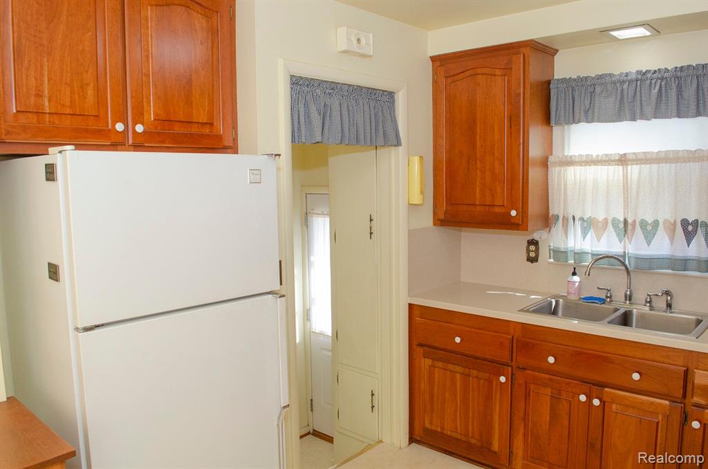 9819 WESTMORE Street, Livonia, MI 48150 — Photo 21