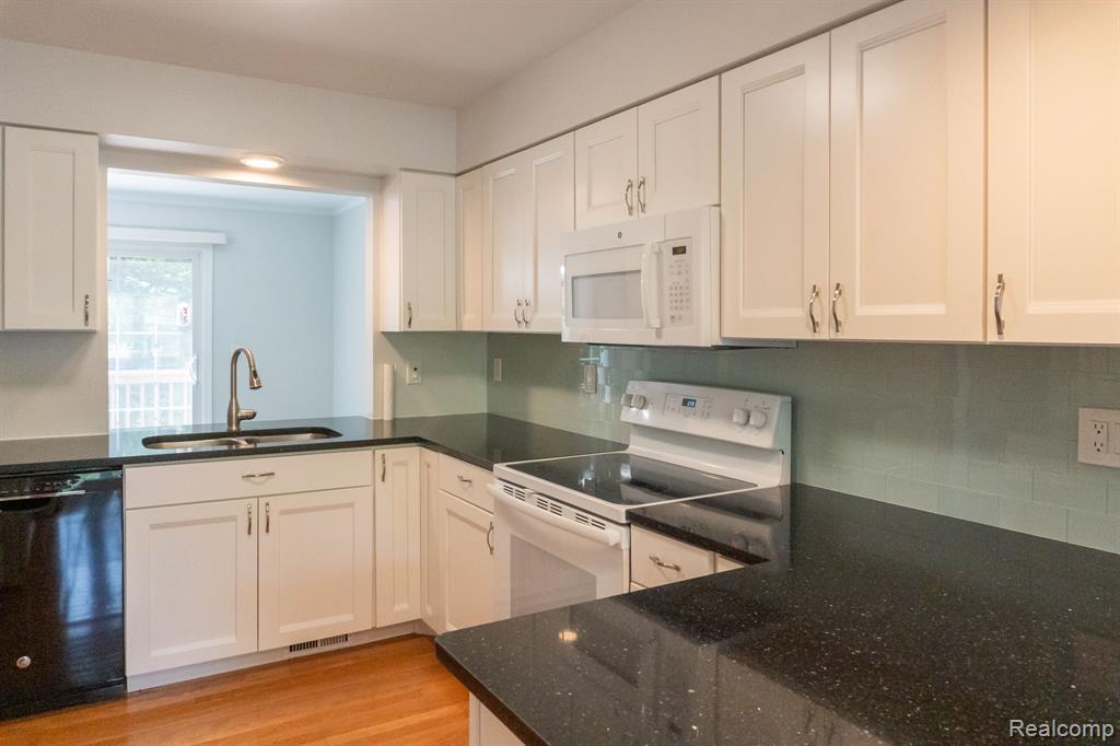6851 TANGLE WOOD, Waterford, MI 48327 — Photo 4