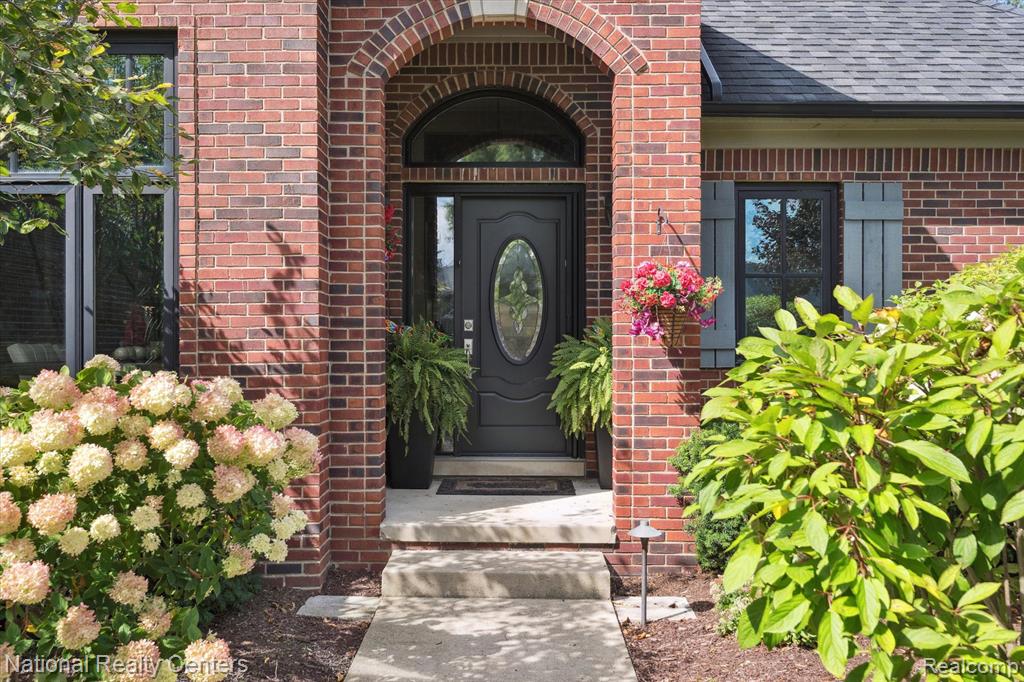 730 Berwick Court, Highland, MI — Photo 2