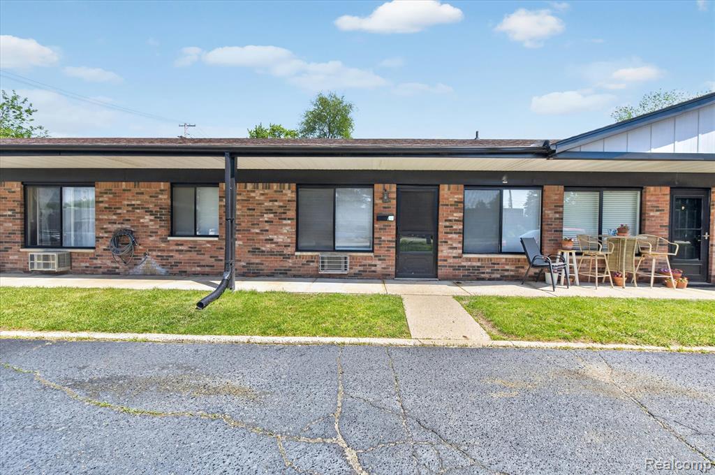 151 E Mchattie, South Lyon, MI 48178