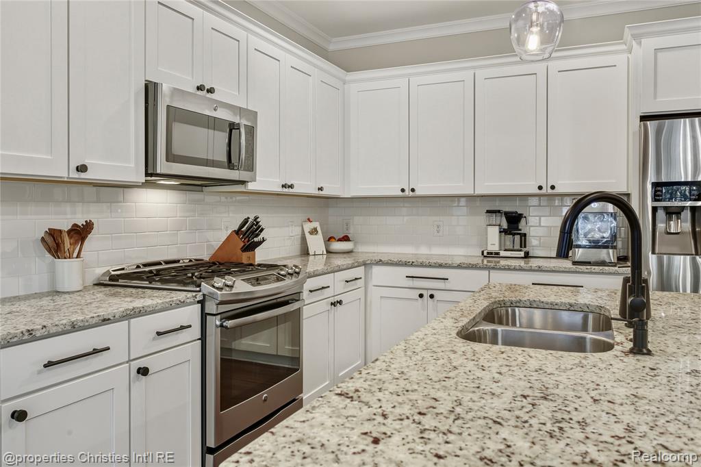 9024 Elmhurst Avenue, Plymouth, MI 48170 — Photo 12