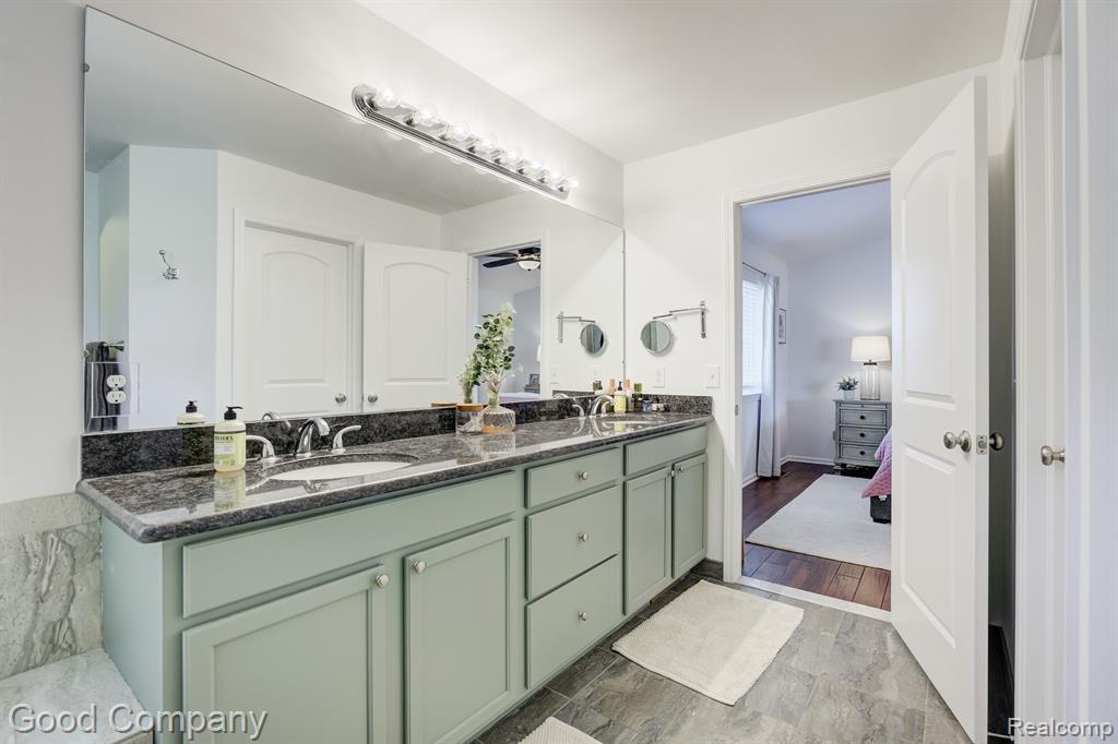 907 RIVERSTONE Court, Milford, MI 48381 — Photo 52
