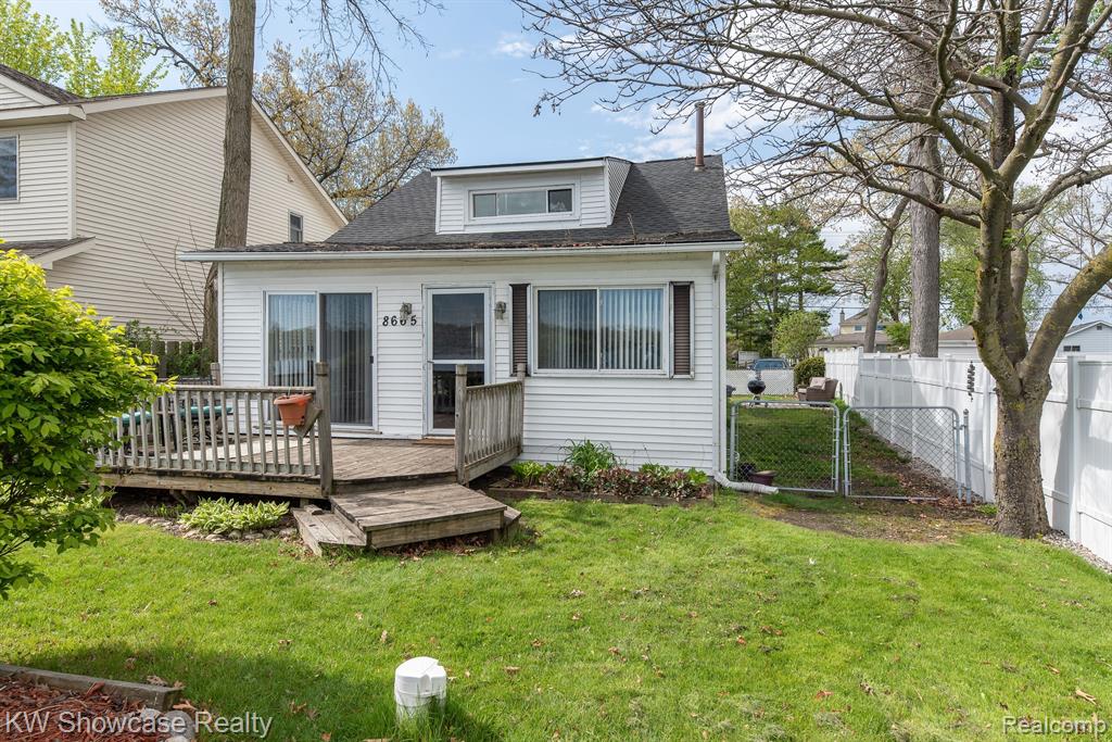 8665 Cooley Lake Road, White Lake, MI 48382 — Photo 35