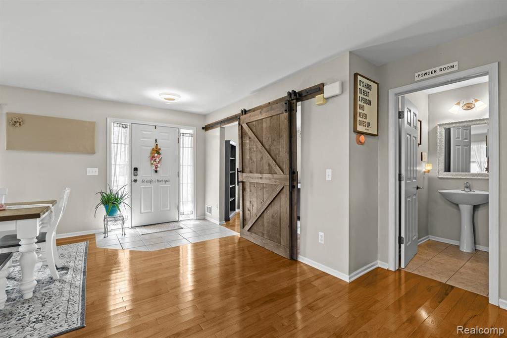 469 RIDGEWOOD Drive S, Ortonville, MI 48462 — Photo 10