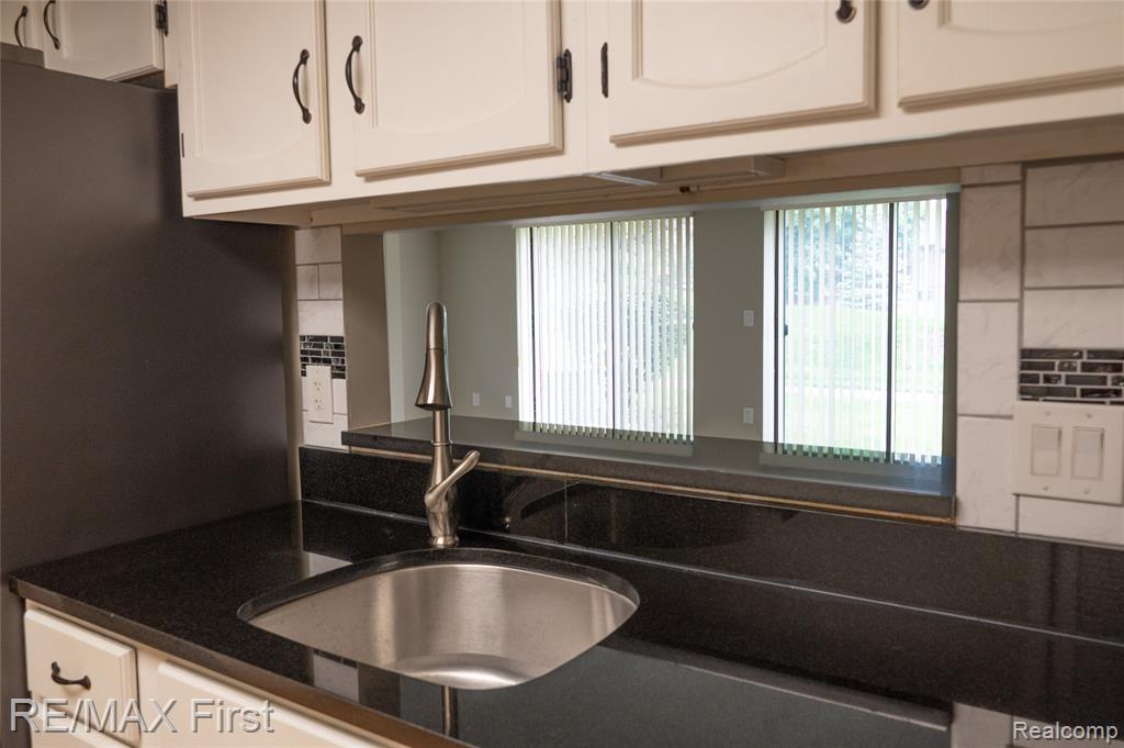 17865 University Park Drive, Livonia, MI 48152 — Photo 30