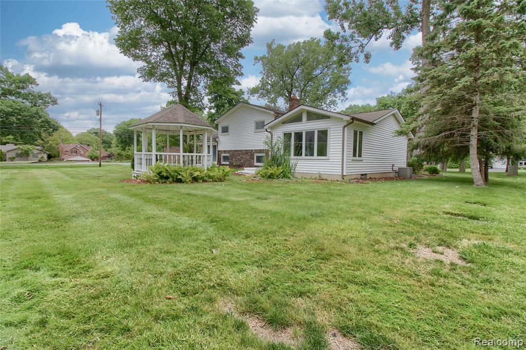 8695 Stout Avenue, Grosse Ile, MI 48138 — Photo 31