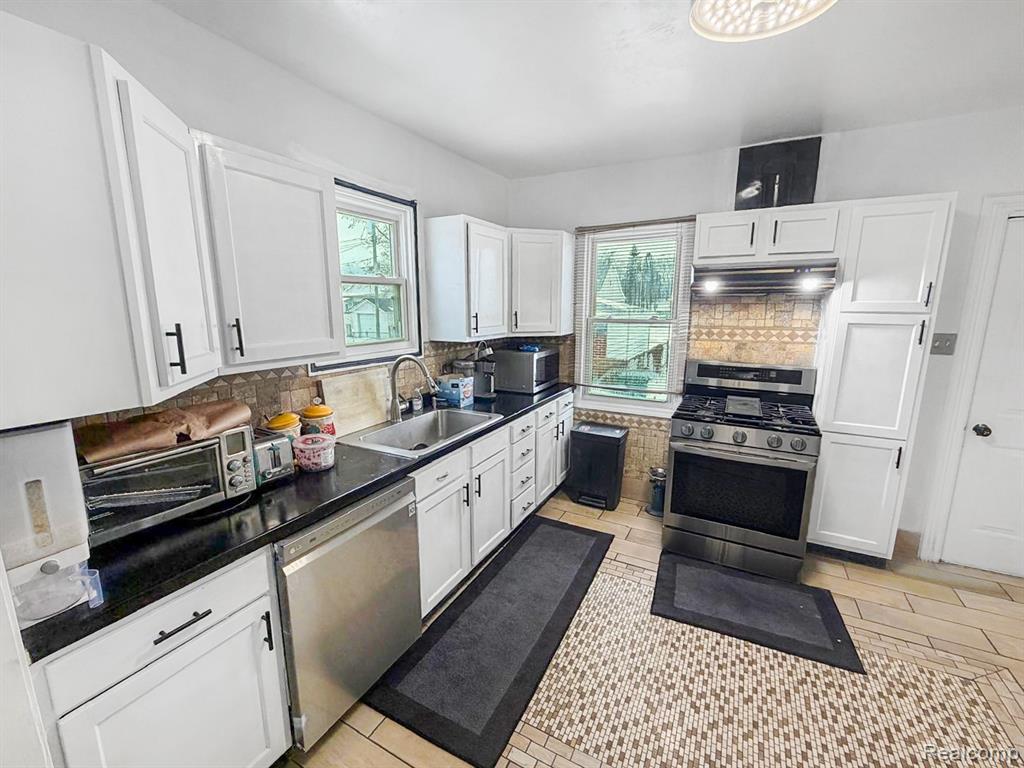 8805 Whitlock Avenue, Dearborn, MI 48126 — front exterior