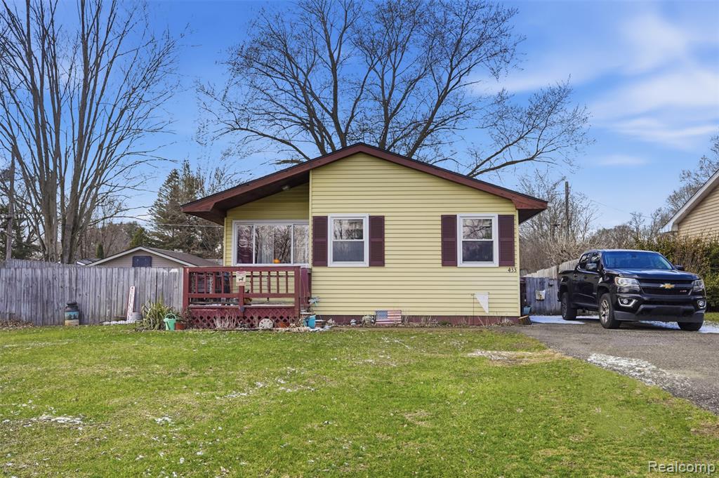 433 Haze, Pinckney, MI 48169 — front exterior