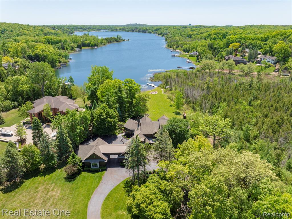 7689 Deerhill Drive, Independence, MI