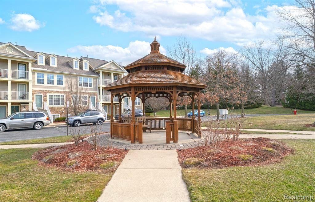 140 PARK GREEN Drive, Lake Orion, MI 48362 — Photo 4